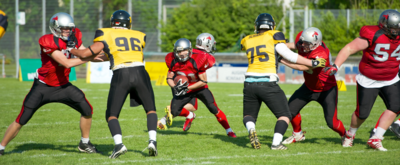 Dean Hufnagel trägt den Ball